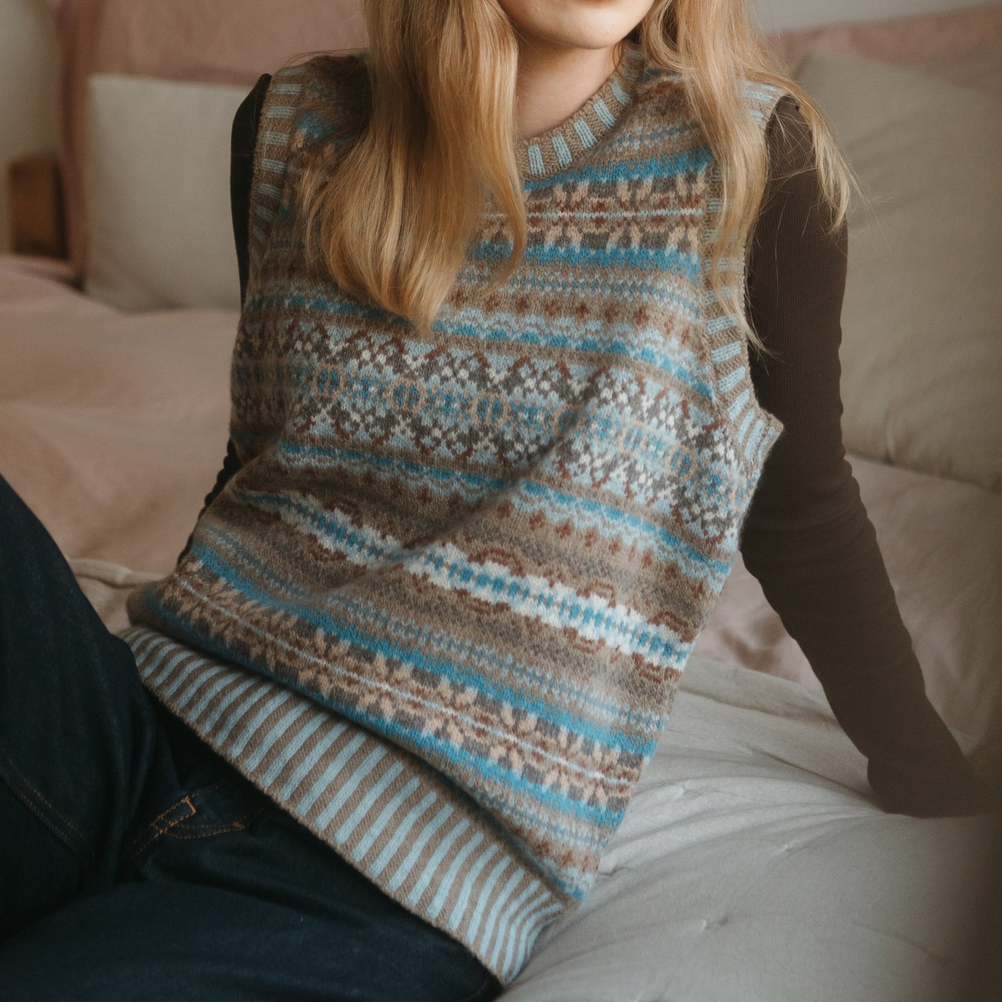 Kinross Crew Neck Vest - Latte